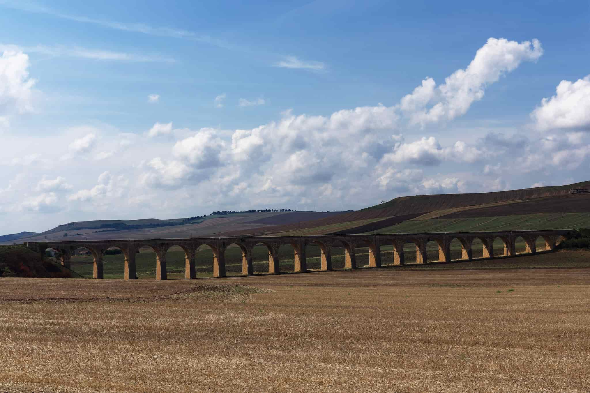 Un ponte immerso in un paesaggio rurale