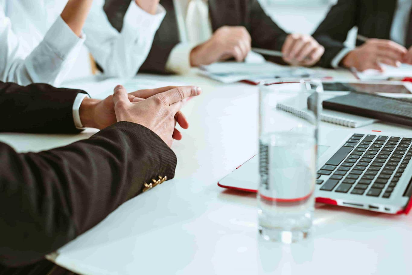 Delle persone in riunione attorno ad un tavolo