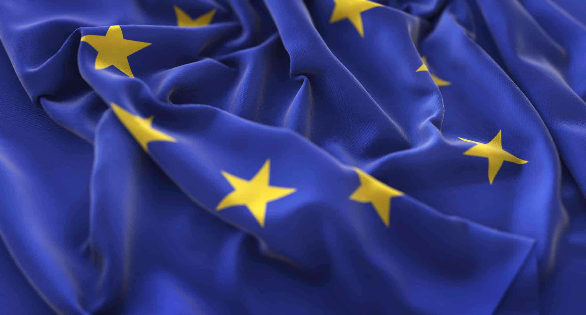 la bandiera dell'unione europea al vento